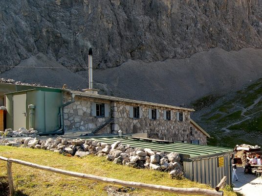 Hütte im Abgrund