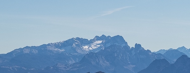 Massiv im Hintergrund