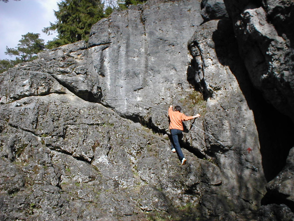 Klettersteig Kemitzenstein (ganz links am Felsen)