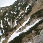Zustiegsweg mit Altschnee bedeckt