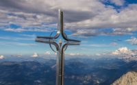 gipfelkreuz mit Bergkristall hoher Göll berchtesgadener Alpen