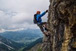data-no-lazy=1 Mindelheimer Klettersteig in den Allgäuer Alpen - leicht überhängende Klammern