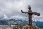 markantes Gipfelkreuz der Schönfeldspitze im steinernen Meer - Bild: gipfelfieber.com