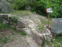 Abzweig an Steinmauer - Via del 92° Congresso