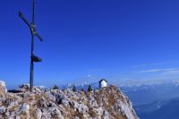 Gipfel vom Brünnstein mit Kapelle - Bild: Andi Wiesinger