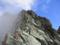 Weiter geht es über den noch schattigen Gletscher bis zum Einstieg vom Stüdlgrat.