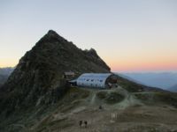 Die Stüdlhütte am Weiter geht es über den noch schattigen Gletscher bis zum Einstieg vom Stüdlgrat.