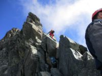 Weiter geht es über den noch schattigen Gletscher bis zum Einstieg vom Stüdlgrat.