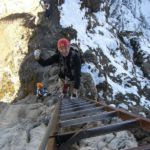 Hindelanger Klettersteig  - auf der ersten langen Leiter Wahlweise beginnt der Anstieg bereits an der Talstation der Nebelhornbahn in Oberstdorf, so dass noch 2 1/2 Stunden Fußmarsch bis zum Edmund-Probst-Haus , das neben der Nebelhornbahn-Bergstation