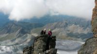 Weiter geht es über den noch schattigen Gletscher bis zum Einstieg vom Stüdlgrat.