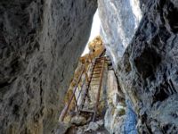 origineller durchschlupf im Brünnstein Klettersteig - Bild: Andi Wiesinger