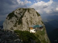 Blick auf den Buchstein mit vorgelagerter Tegernseer Hütte vom Roßstein aus