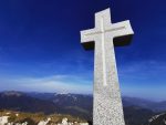 großes Marmorkreuz oben am Gipfel der Seekarlspitze