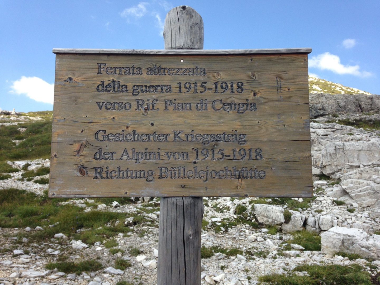 An diesem Schild biegt man auf das "Kriegssteigl" ab