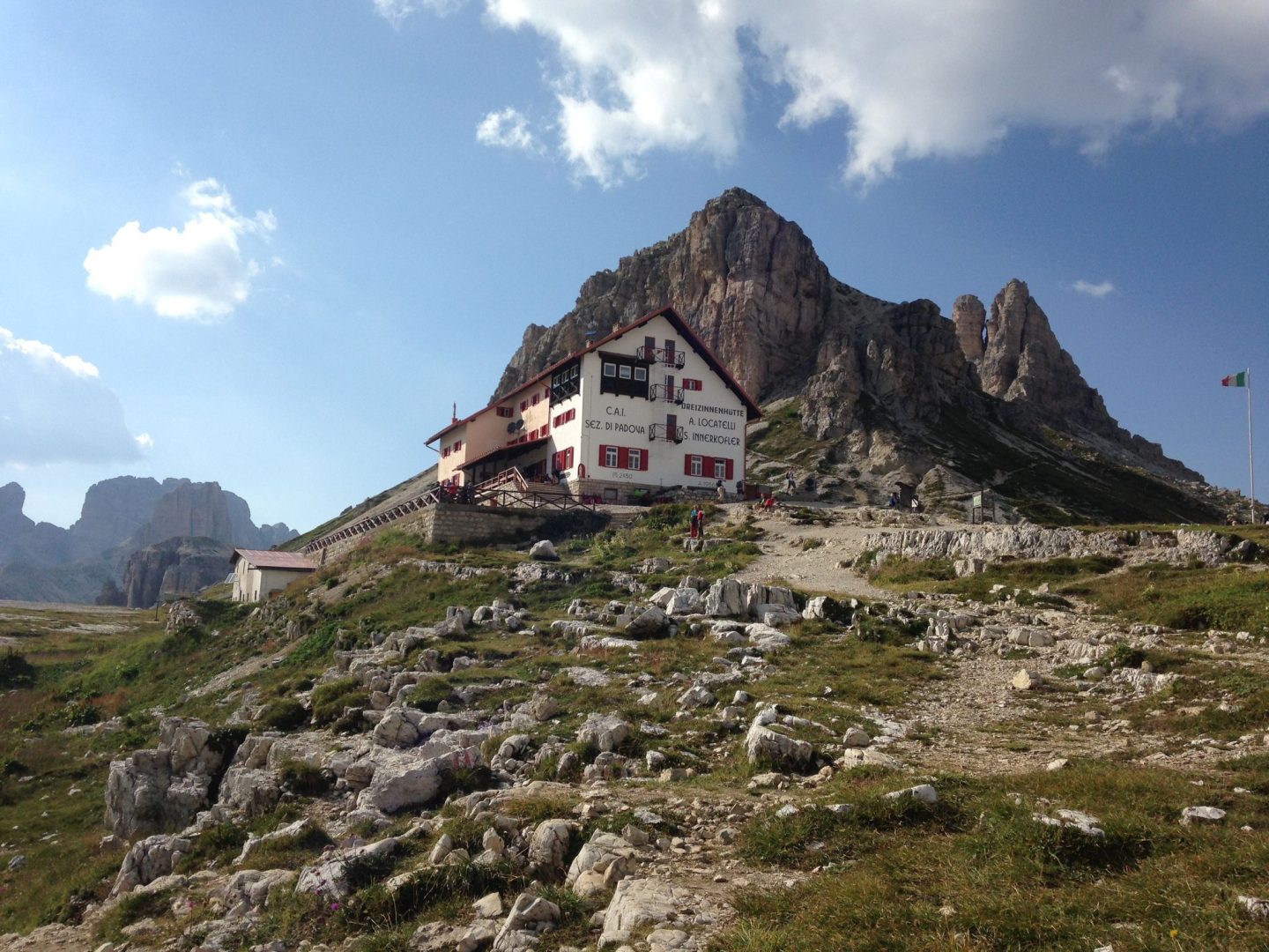 Die 3 Zinnen Hütte, mit Sextenstein und Toblinger Knoten