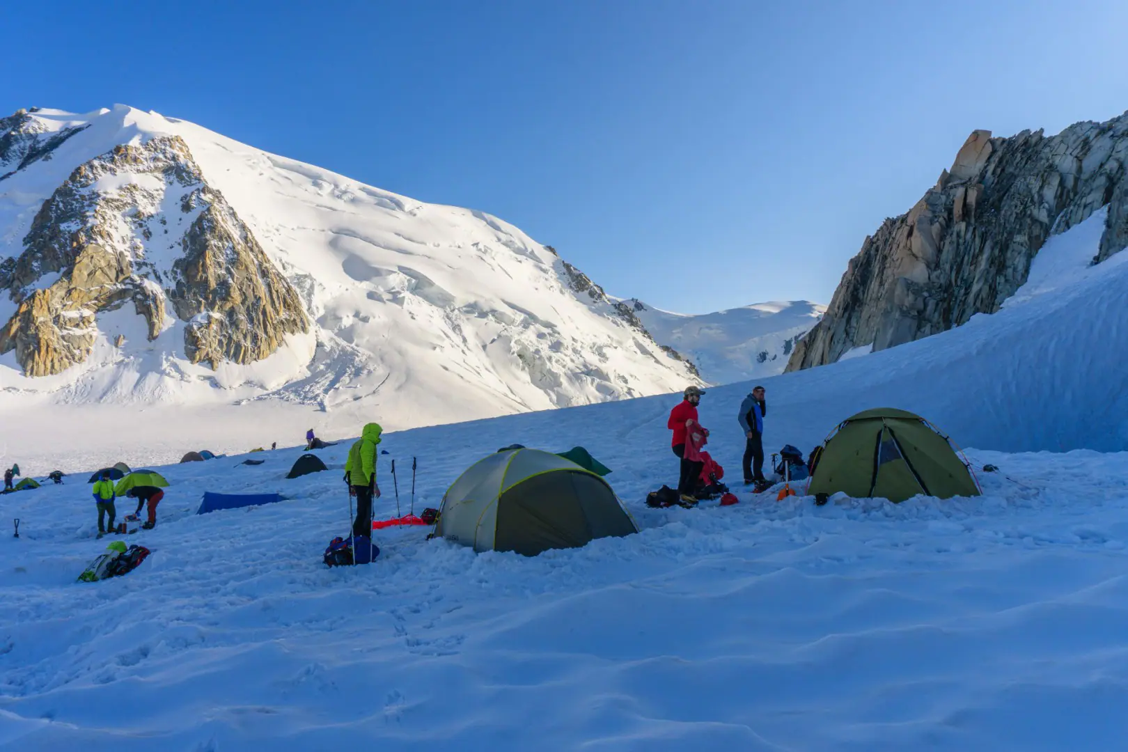 Zeltplatz unterhalb der Cosmiques Hütte, im Hintergrund der Mont Blanc du Tacul