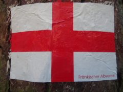 Markierung Rotes Kreuz auf weißem Grund