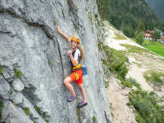 Frau beim Klettern in den Sonnenplatten - Scharnitz (1)