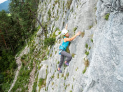 Frau beim Klettern in den Sonnenplatten - Scharnitz (7)