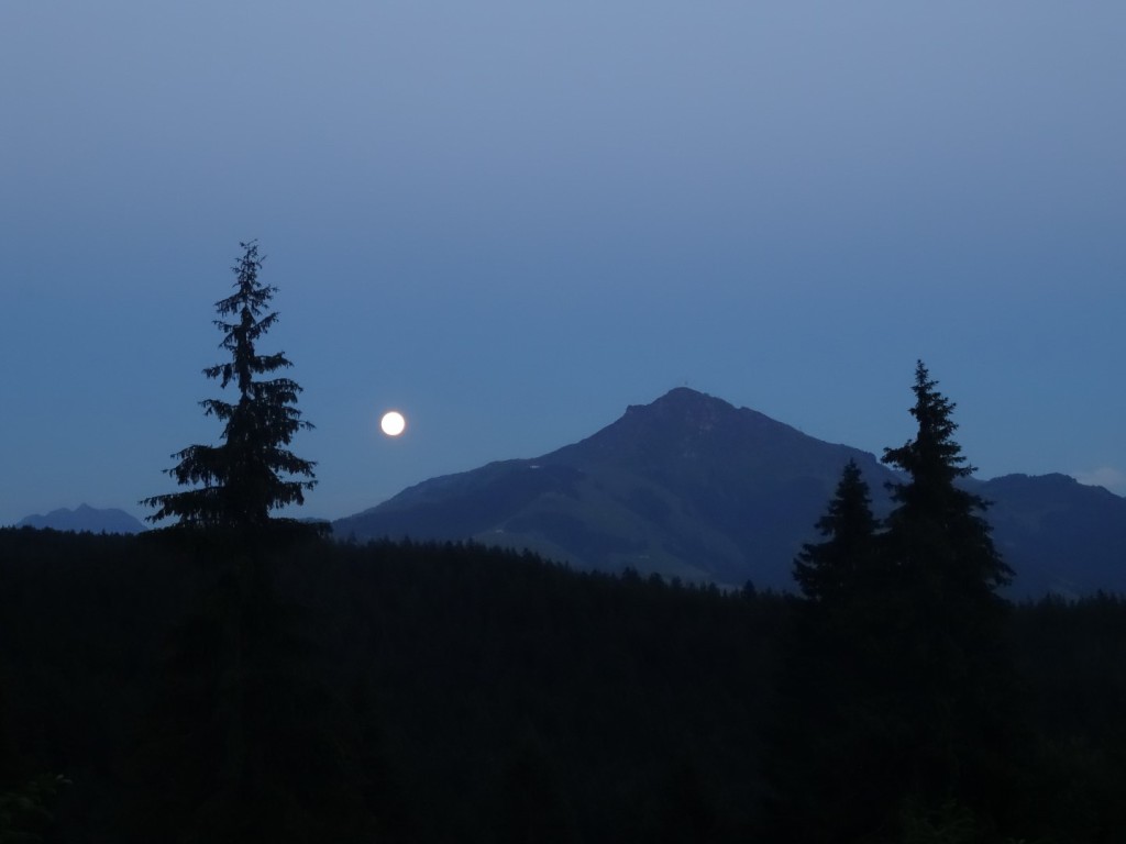 Mond neben dem Kitzbüheler Horn