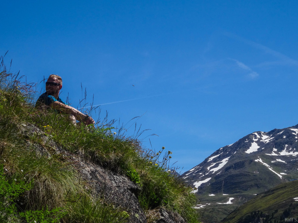 Erik beim Sonnenbaden im Ötztal